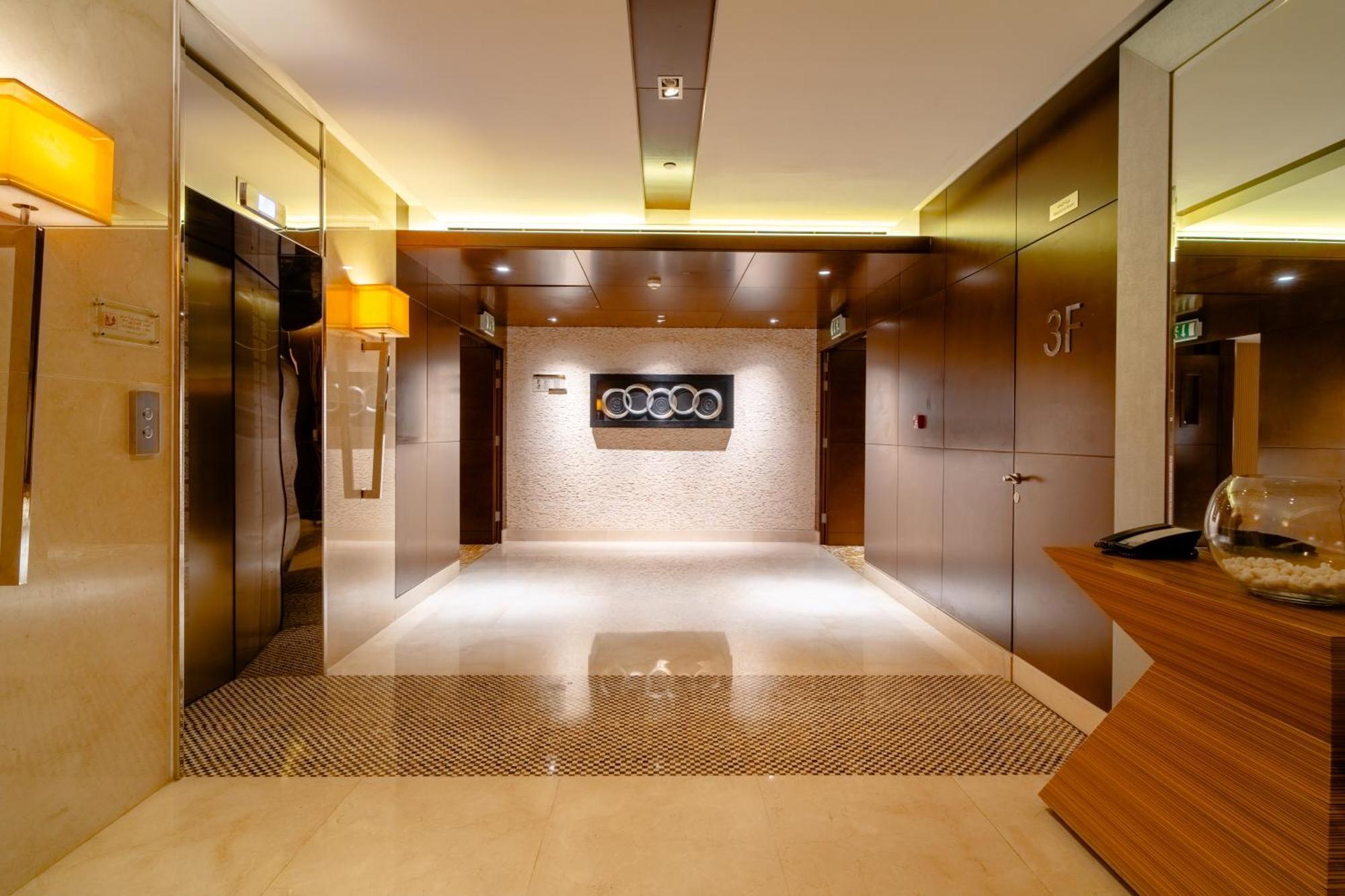 Asiana Hotel Dubaj Zewnętrze zdjęcie The lobby of the Audi Centre London